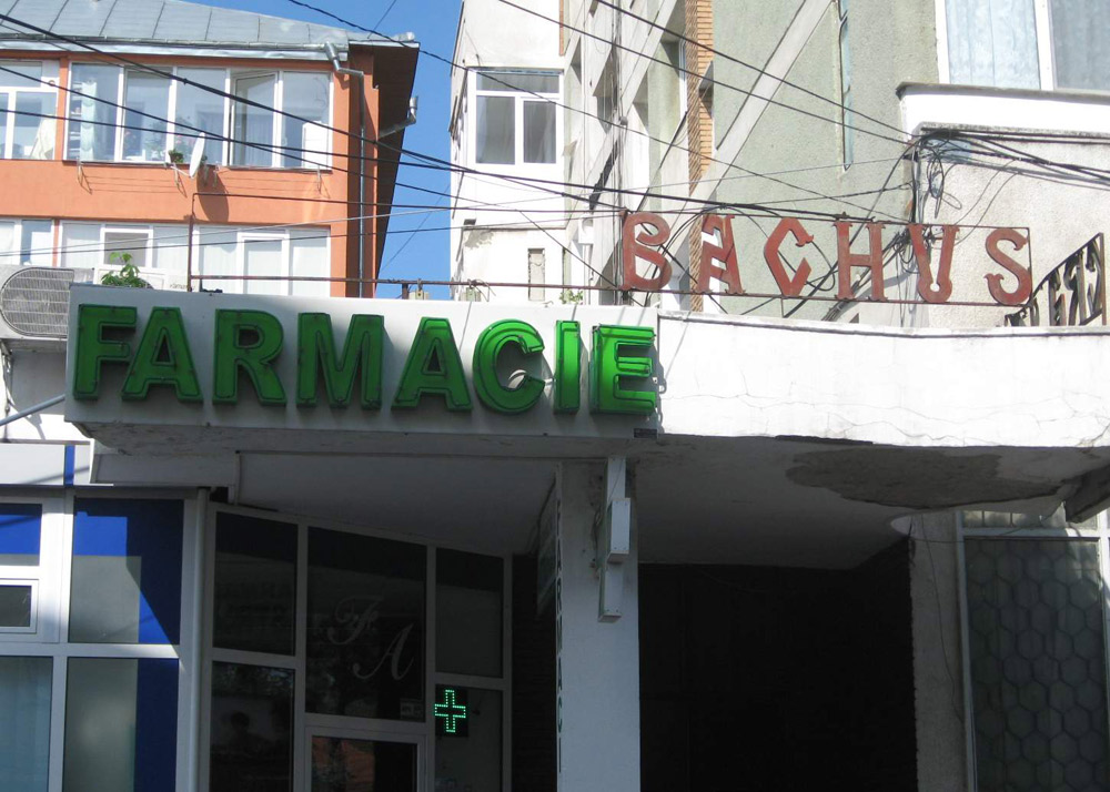 Farmacia… Bachus. Foto: Tiberiu COSOVAN