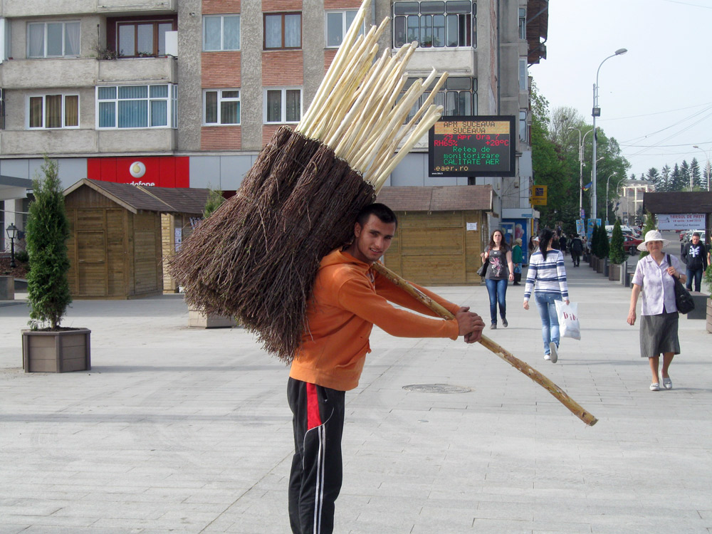Pregătiri pentru curăţenie. Foto: Cristina RUSU