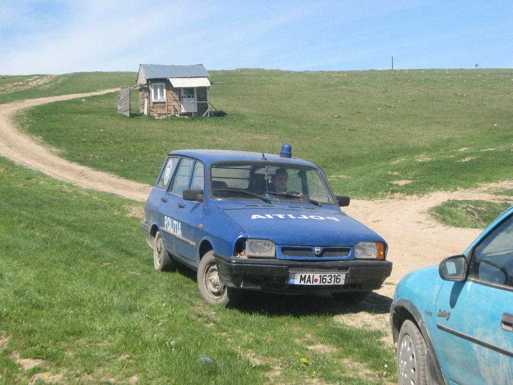 Maşină de poliţie, la Berchişeşti. Foto: Florin PAIU