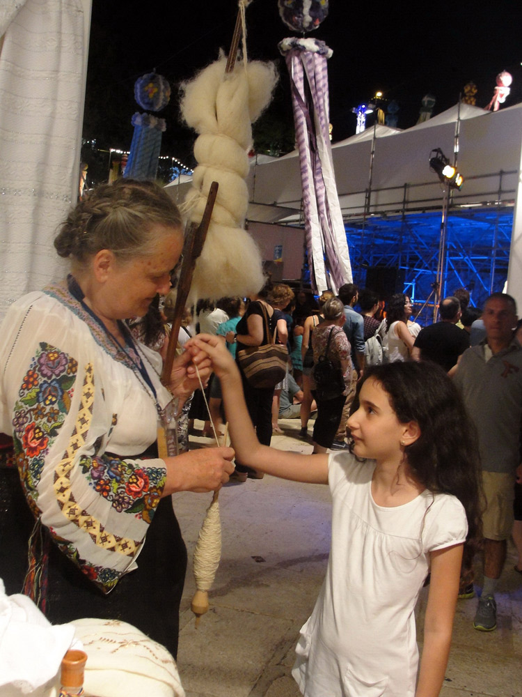 Tradiţiile între generaţii. Foto: Iustin BUCULEI