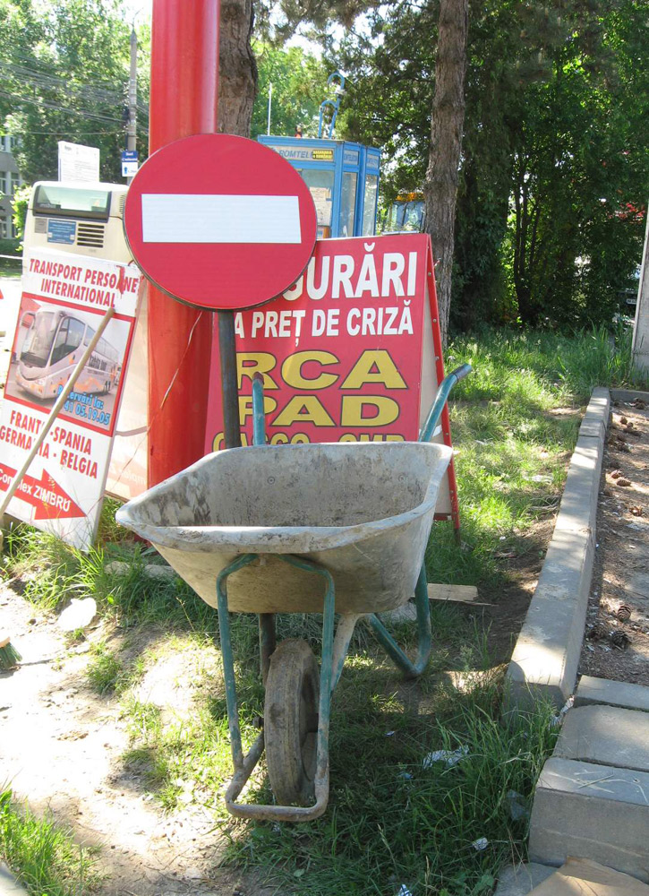 Transport persoane internaţional & asigurări la preţ de criză. Foto: Tiberiu COSOVAN