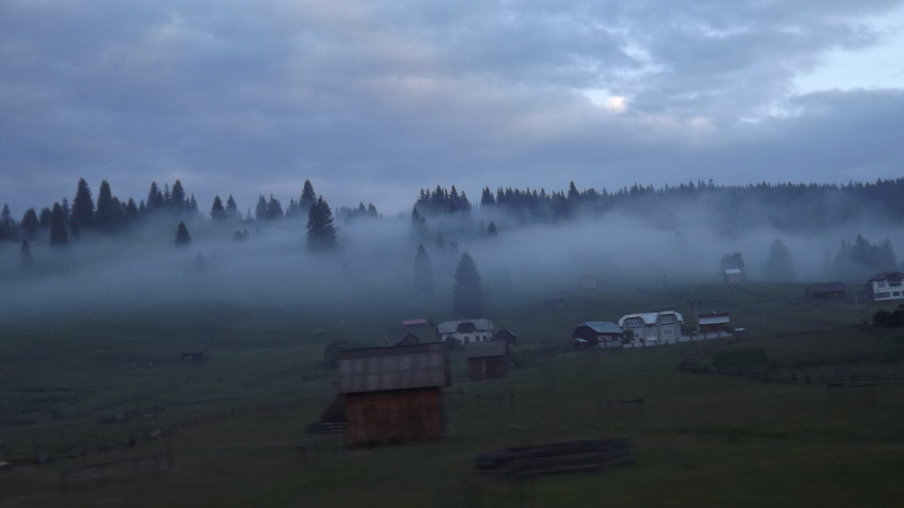 Zori de zi în satele de munte ale Sucevei. Foto: Cosmin ROMEGA
