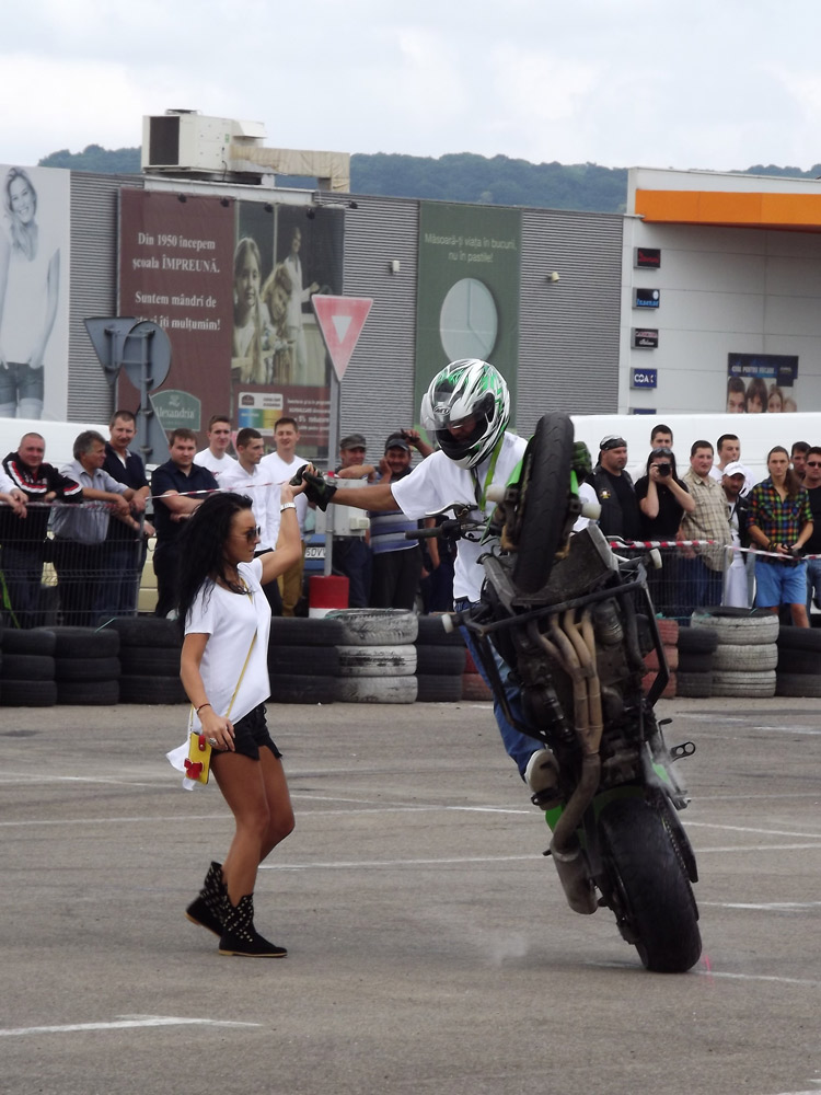 Invitaţie la… dans. Foto: Cosmin ROMEGA