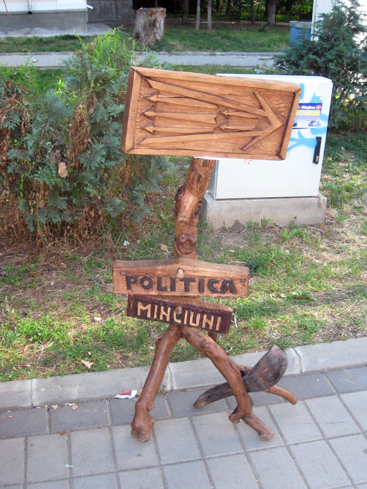 Politica şi minciuna, aceeaşi direcţie. Foto: Daniela MICUŢARIU