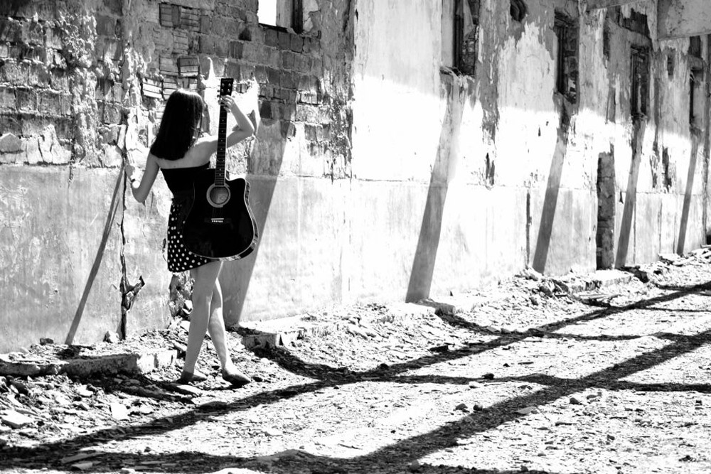 Trecutul în spate; viitorul în faţă. Foto: Leea ONUFREI.