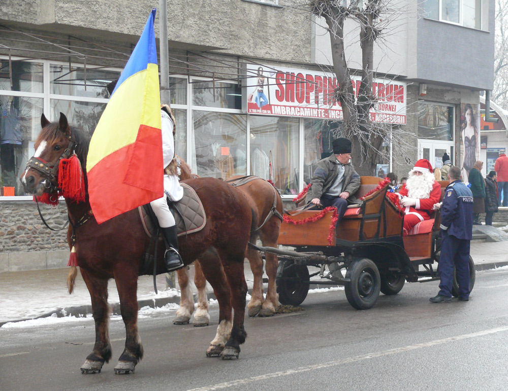 Pentru că a fost oprit de poliţie, Moş Crăciun nu a ajuns la toţi copiii. Autor: Iustin BUCULEI