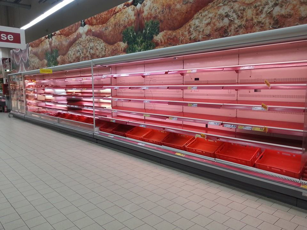 Consecinţele viscolului asupra galantarelor dintr-un hypermarket din municipiul Suceava.