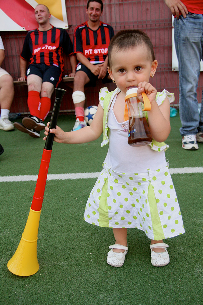 Cu biberon şi vuvuzea. Foto: Marius ŞUIU