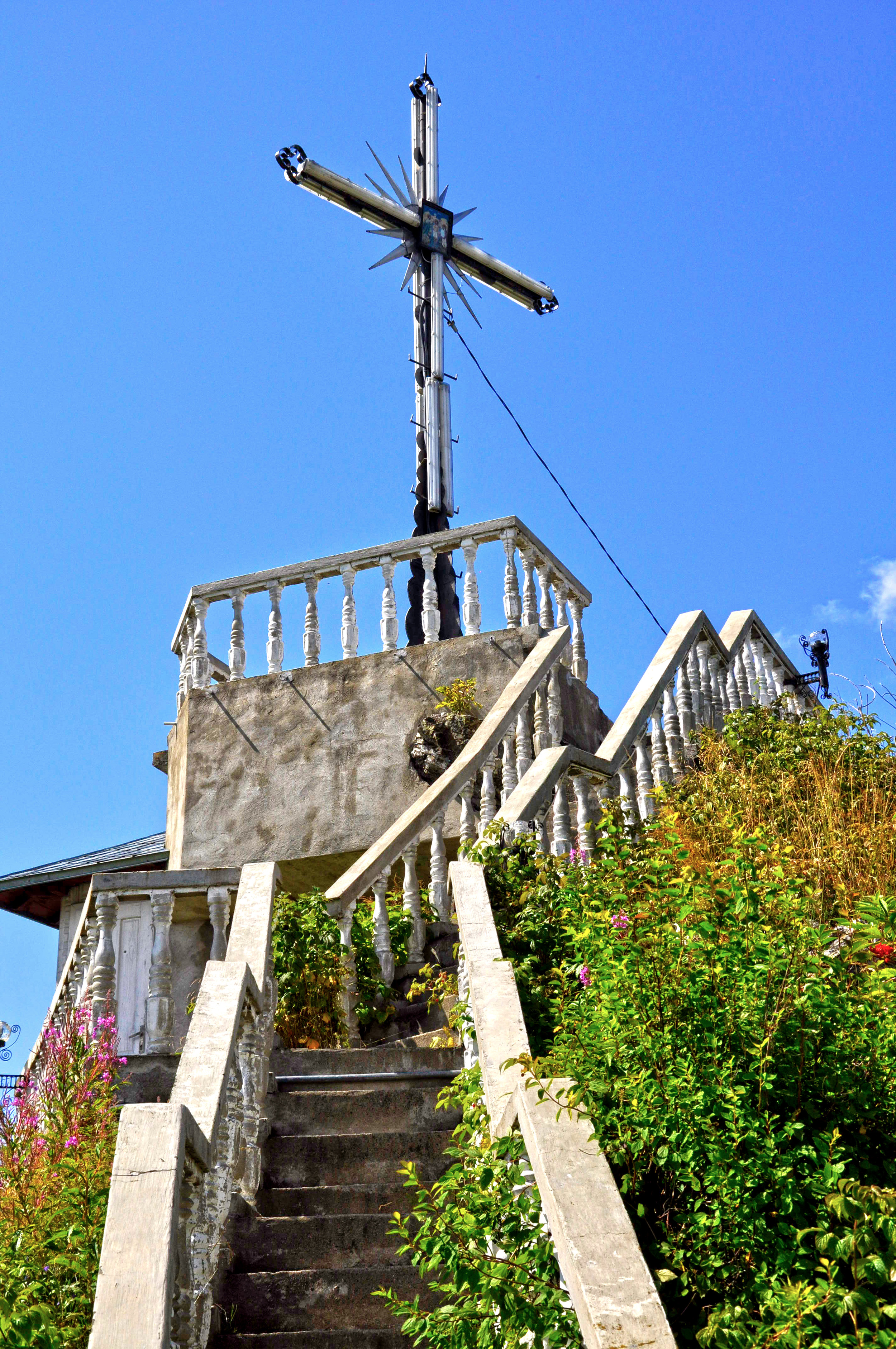 Crucea ridicată pe borna ce marca odinioară hotarul cu Imperiul Austro-Ungar (mănăstirea Piatra Tăieturii)