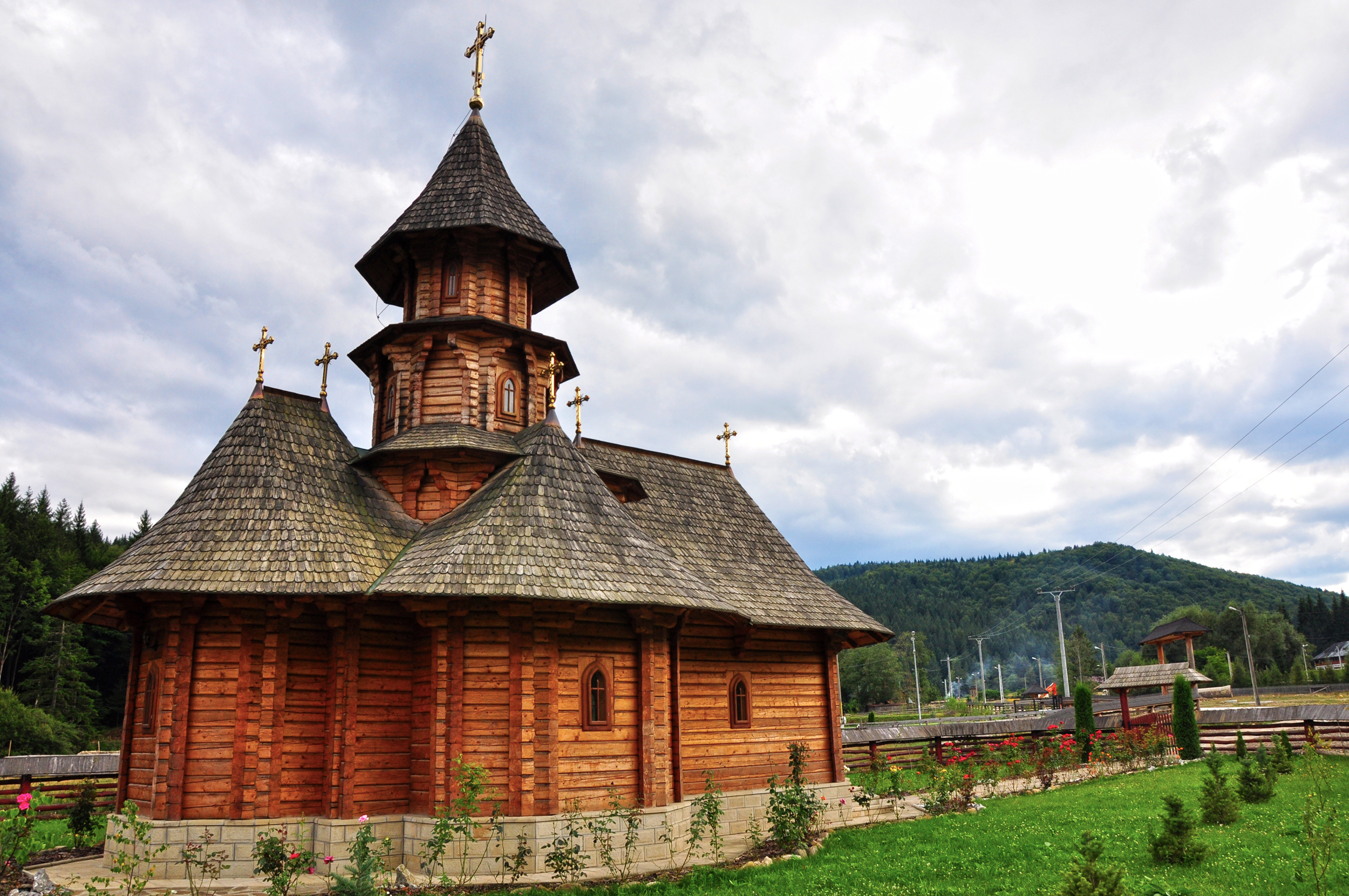 Biserica „Acoperământul Maicii Domnului” („Biserica de la izvor”) - Sihăstria Putnei