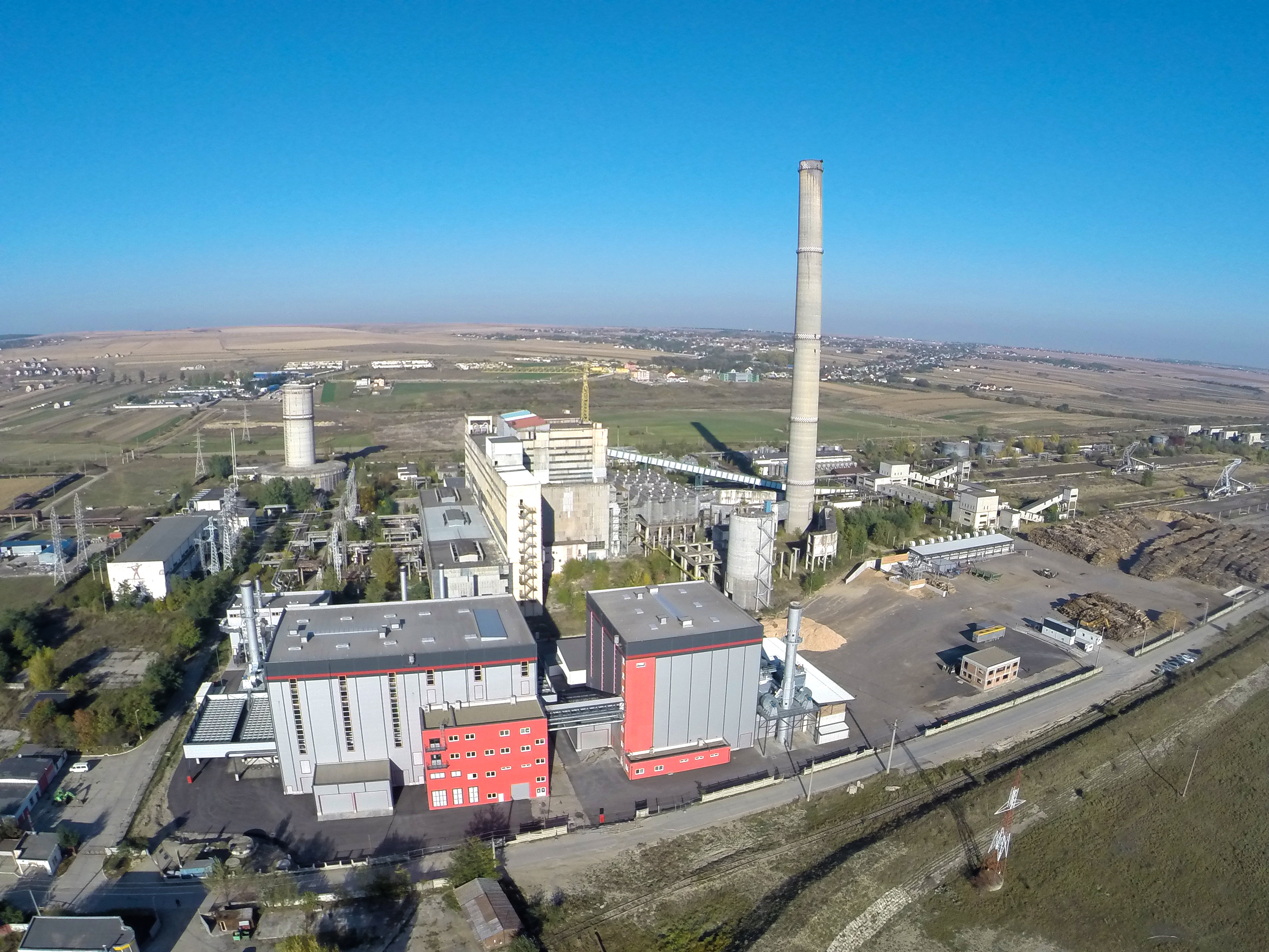 „Surorile” : vechea şi noua centrală termică a Sucevei