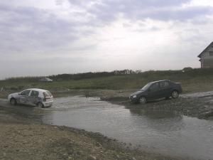Nesimţire crasă: Şoferi obligaţi să circule prin apă după închiderea unui pod