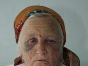 Agresiune: Bătrână de 80 de ani, atacată şi bătută crunt în casă