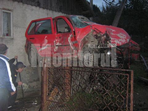 Din cauza vitezei: Patru răniţi, după ce o maşină s-a cocoţat pe gardul unei casei