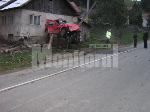 Din cauza vitezei: Patru răniţi, după ce o maşină s-a cocoţat pe gardul unei casei