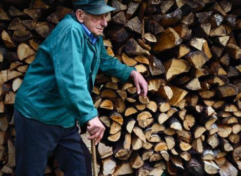 Căldura la sobă: Aproape 1.000 de suceveni vor primi subvenţii pentru lemne de foc