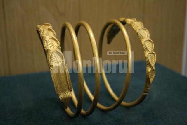 Faimoasele brăţări de aur ale regilor daci, în „Sala Tezaur”
