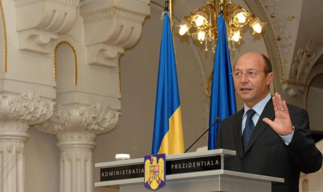 Băsescu convoacă: Referendum pentru uninominal