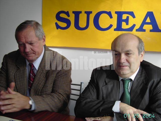 Preşedintele PNŢCD, Marian Petre Miluţ (dreapta), şi preşedintele PNŢCD Suceava, Petru Juravlea (stânga)