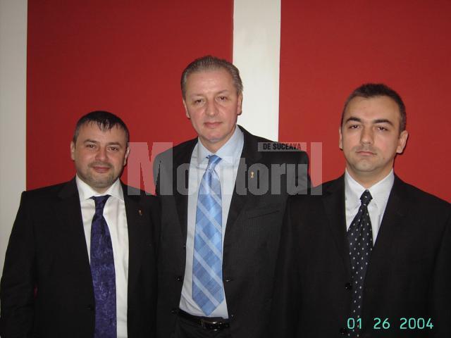 Preşedintele PD Suceava, Eugen Uricec, flancat de Robert Croitor (dreapta) şi Ioan Bălan (stânga)