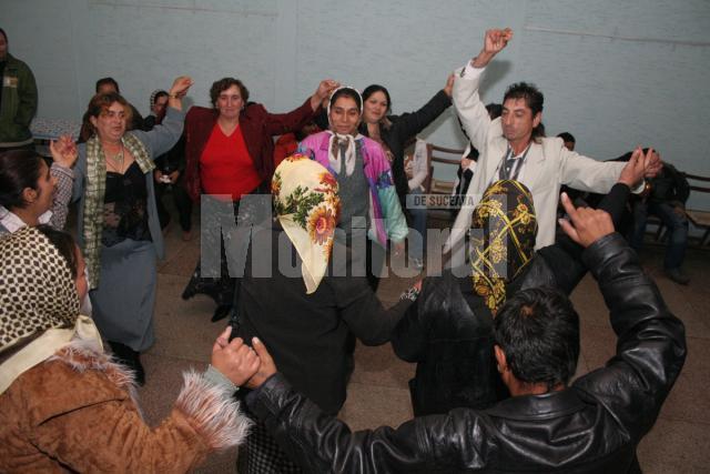 Familiile de ţigani din Şcheia, la un bal organizat doar pentru ei