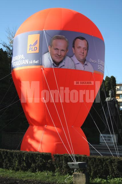 Balonul electoral, amplasat în faţa Casei de Cultură Suceava