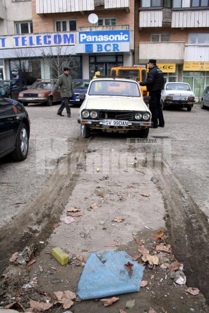 Ridicarea unui autovehicul abandonat în parcarea din intersecţia Mărăşeşti