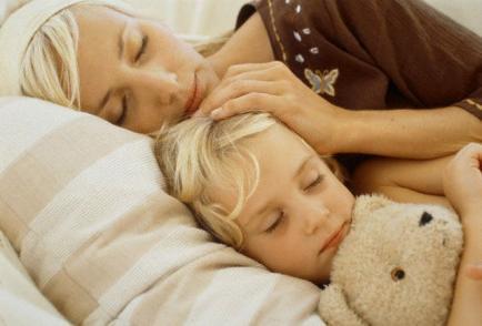 Studiu: Somn liniştit pentru micuţii care răcesc frecvent