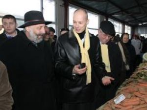 Preşedintele Camerei Deputaţilor, liberalul Bogdan Olteanu, însoţit de liderii PNL Suceava, Ion Lungu şi Mihai Steiciuc