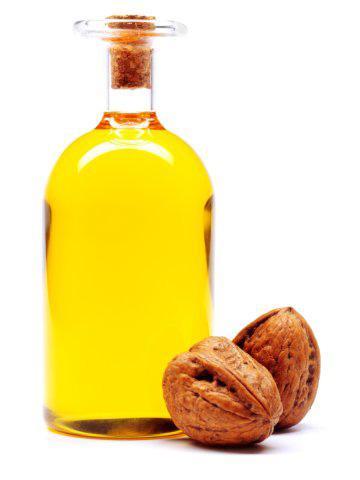 Sănătate: Consumul uleiului de nuci reduce acumularea de colesterol şi riscul instalării aterosclerozei