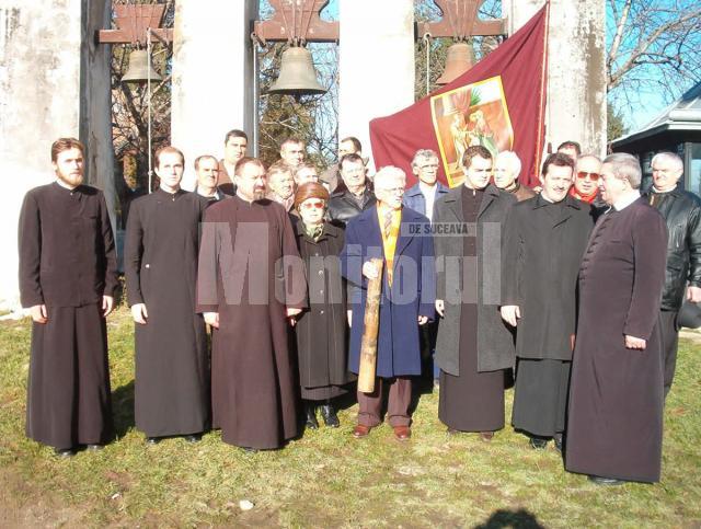 Breslaşii împreună cu preoţii şi însemnele breslei lângă zvoniţă