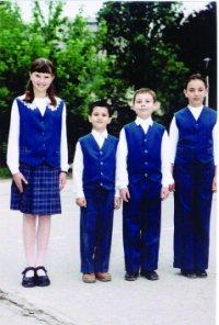 Sondaj: Românii susţin uniforma în şcoală