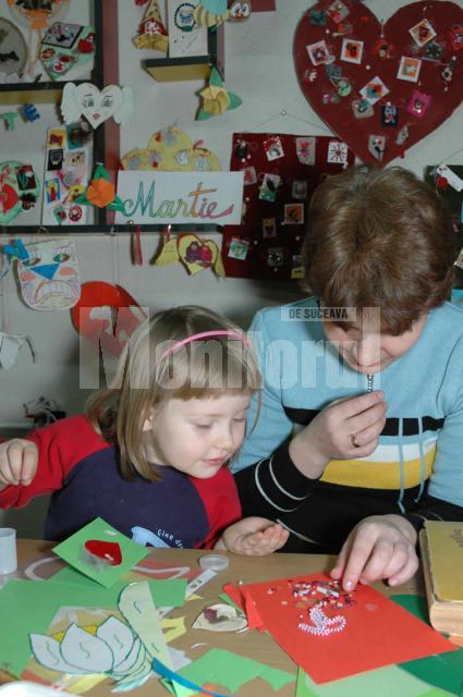 Marcela Reuţ împreună cu un mic artist, în Atelierul fanteziei