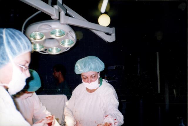 Doctorii Hâncu în sala de operaţii
