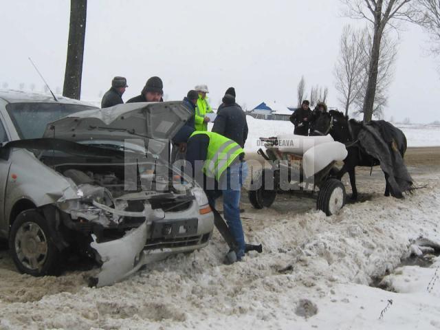 La un pas de tragedie: A lovit o căruţă în care se aflau trei oameni