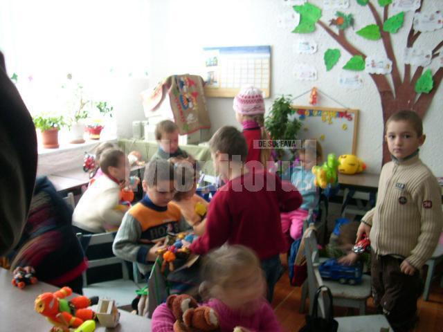 Copiii de la Pătrăuţi se bucură de darurile făcute de micuţii de la „Aşchiuţă”
