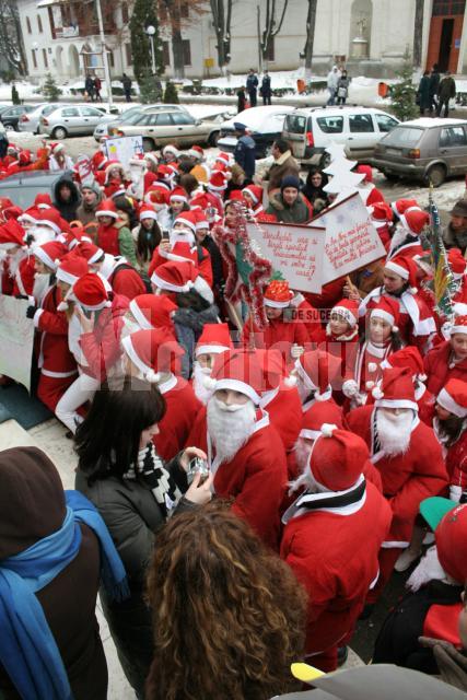 Colindători: Moşii Crăciun au invadat Suceava