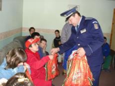 Cadouri: Moş Crăciun în uniformă de poliţist şi pompier