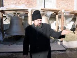 Preotul paroh al Catedralei „Naşterea Domnului” Suceava, Petru Argatu, explicând despre clopote