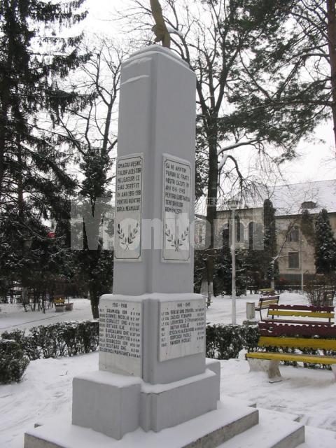 Statuia din parcul Central al Sucevei, e tot ce a rămas să ne amintească de cei care şi-au vărsat sângele pentru a-i apăra pe semenii lor