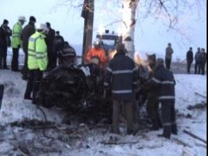 Trei tineri au murit pe loc, după ce maşina în care se aflau s-a strivit de un copac