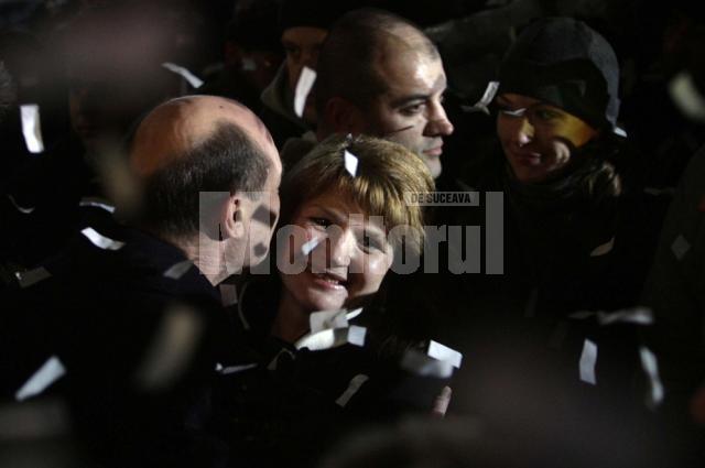 Preşedintele Traian Băsescu felicitându-şi soţia cu ocazia noului an, alături de bucureştenii adunaţi în Piaţa Constituţiei