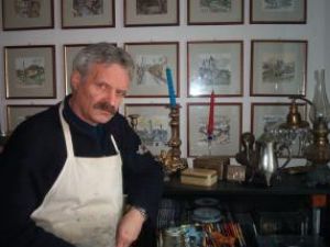 La Anghel-Vasile Siminiuc, obiectele de colecţie devin motive artistice în lucrările de pictură