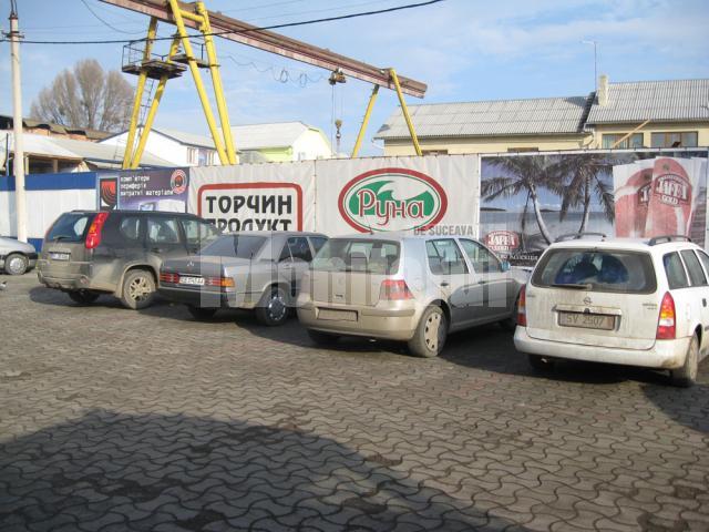 Maşini româneşti în parcările magazinelor din Ucraina