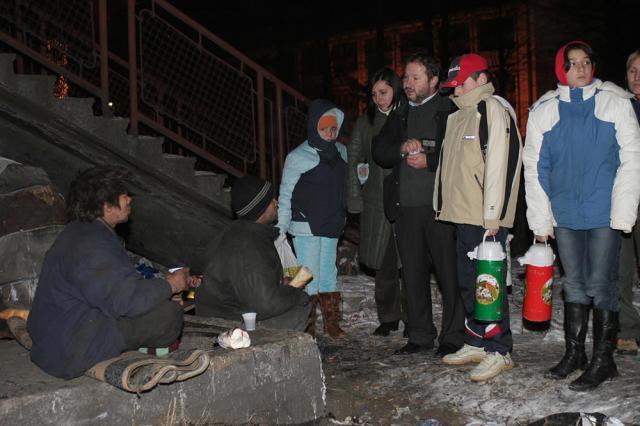 Copiii dintr-un centru de plasament şi-au donat mâncarea copiilor străzii