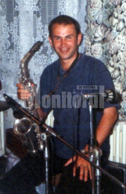Sergentul major Vasile Reuţ nu a renunţat la pasiunea din tinereţe: saxofonul