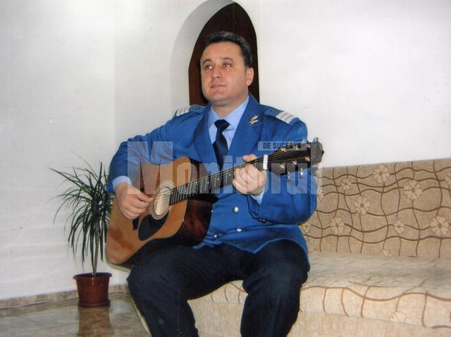 Plutonierul adjutant Gicu Blanaru este îndrăgostit de chitară