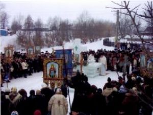Colţul cititorului: Cea mai măreaţă cruce de gheaţă în comuna Horodnic de Sus