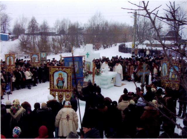 Colţul cititorului: Cea mai măreaţă cruce de gheaţă în comuna Horodnic de Sus
