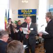 Subprefectul Băişanu primind diploma onorifică